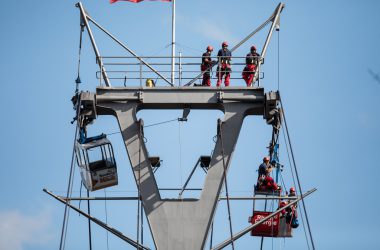 Spektakuläre Rettungsaktion an Seilbahn über dem Rhein (Bild: Marcel Kusch/AFP)