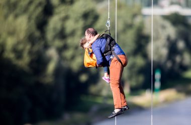 Spektakuläre Rettungsaktion an Seilbahn über dem Rhein (Bild: Marcel Kusch/AFP)