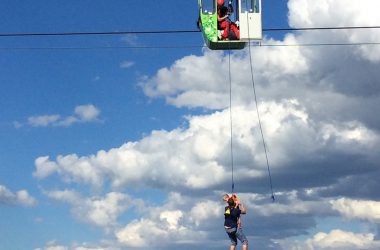 Spektakuläre Rettungsaktion an Seilbahn über dem Rhein (Bild: Martin Oversohl/AFP)