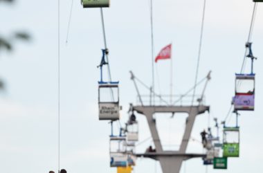 Spektakuläre Rettungsaktion an Seilbahn über dem Rhein (Bild: Rainer Jensen/AFP)