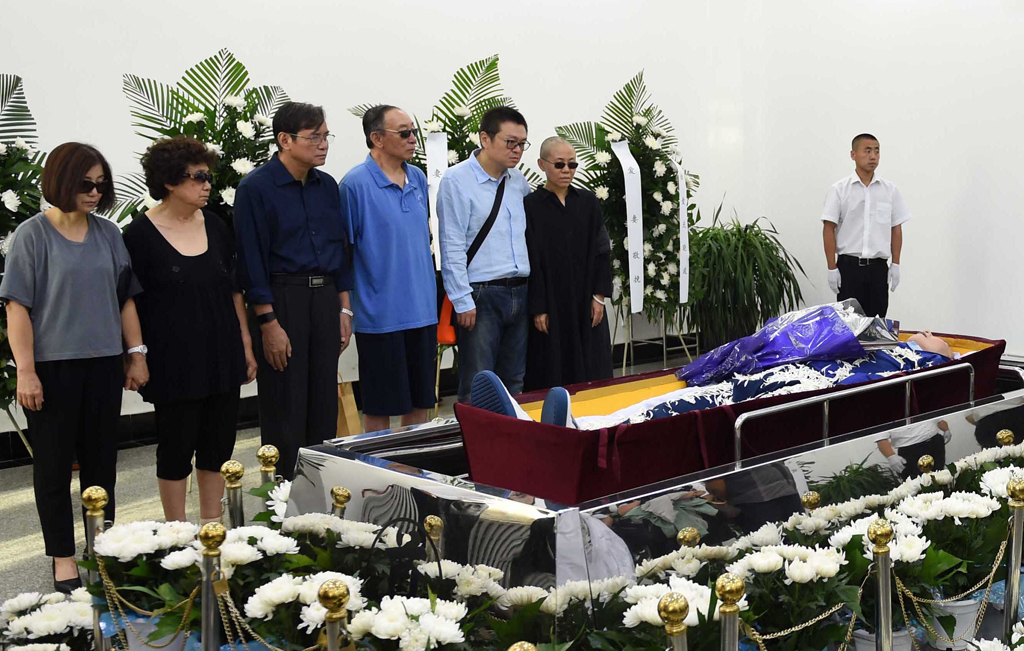 Liu Xia und einige Freunde verabschieden sich von Friedensnobelpreisträger Liu Xiaobo (15.7.2017 in Shenyang)