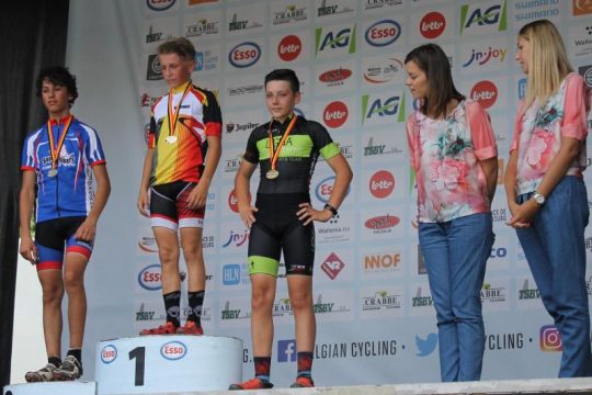 Lukas Holper (3. v.l.)