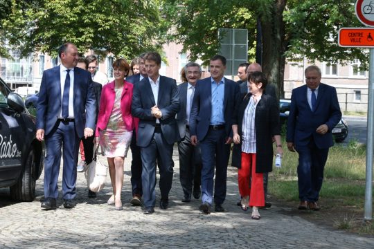 MP Willy Borsus und die neue Minister-Mannschaft (26.7., Bild: Benoït Doppagne/Belga)