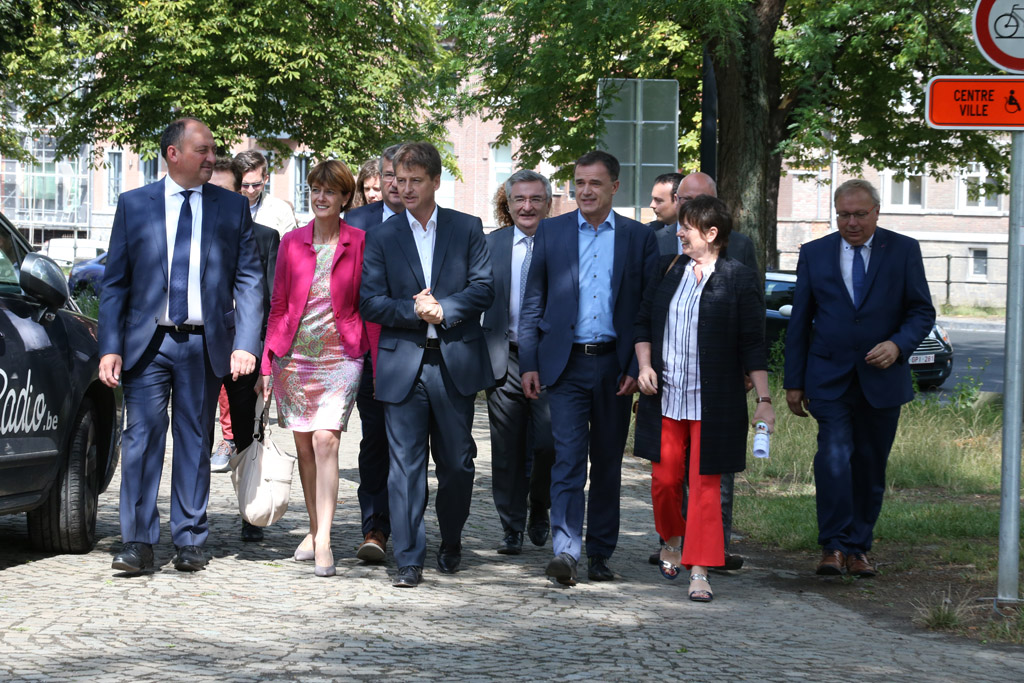 MP Willy Borsus und die neue Minister-Mannschaft (26.7., Bild: Benoït Doppagne/Belga)