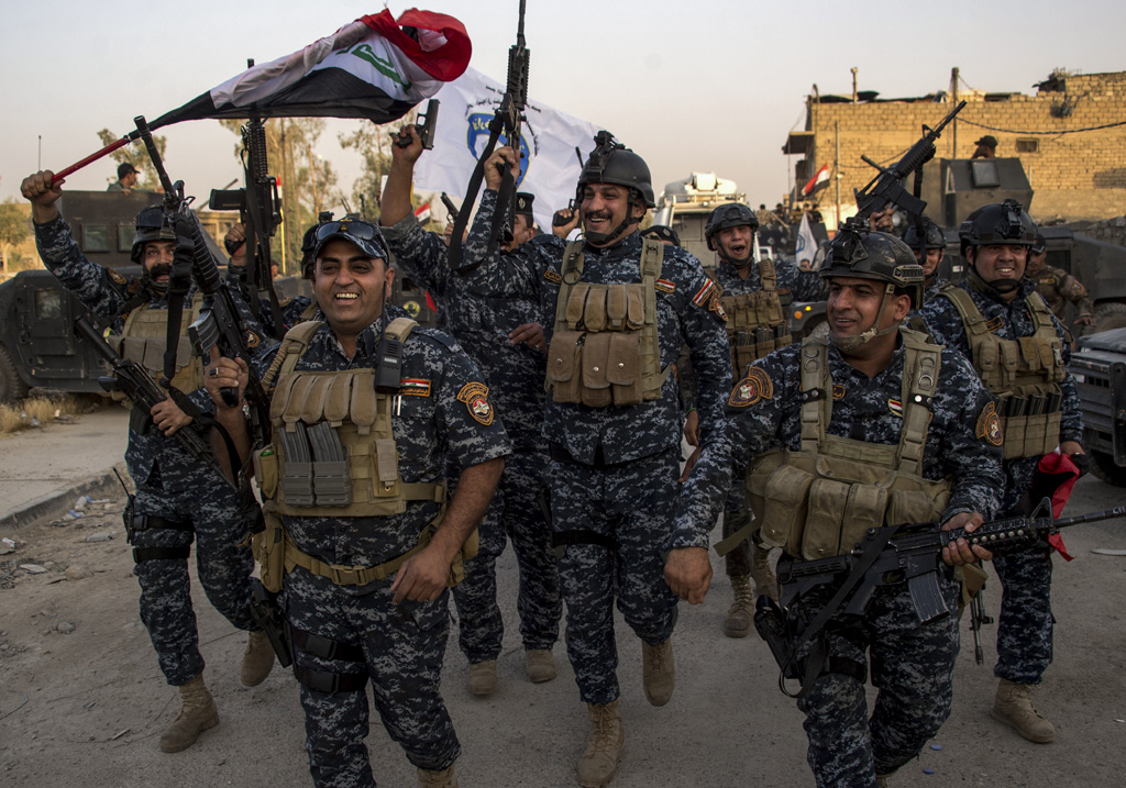 Irakische Sicherheitskräfte feiern die Rückeroberung von Mossul (Bild vom 10.7.)