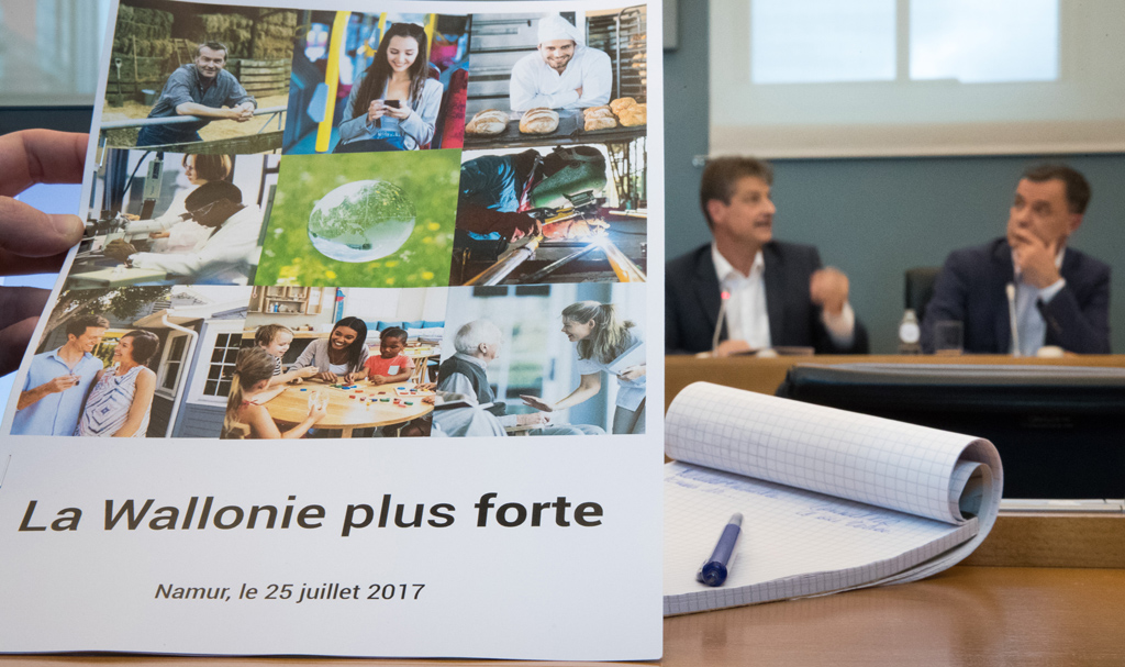 MR-Chef Olivier Chastel und CDH-Chef Benoit Lutgen stellten am Dienstag in Namur die neuen Schwerpunkte der Politik in der Wallonie vor
