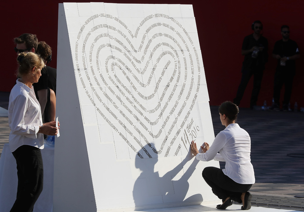 Ein Jahr nach dem Anschlag in Nizza: Herz mit den Namen der 86 Opfer (14.7.2017)