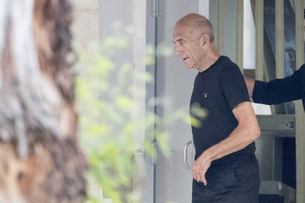 Ehud Olmert am Sonntag beim Verlassen des Maasyahu-Gefägnisses in Ramla