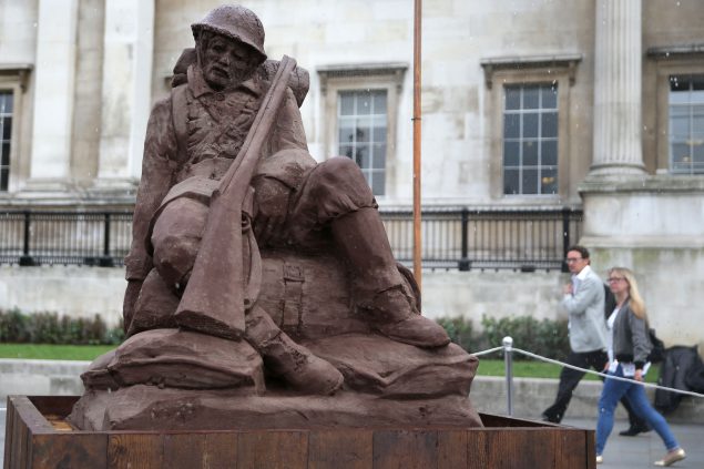 "Mud Soldier"-Statue in London - die Statue wurde aus Sand und Matsch aus Passchendaele geformt