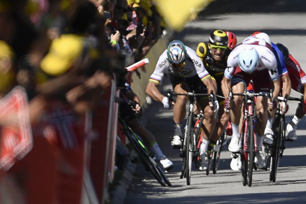 Weltmeister Peter Sagan (l.) bei dem Ellbogencheck gegen den Briten Mark Cavendish