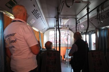 Eröffnung Summertime mit Ausstellung im Gelenkbus