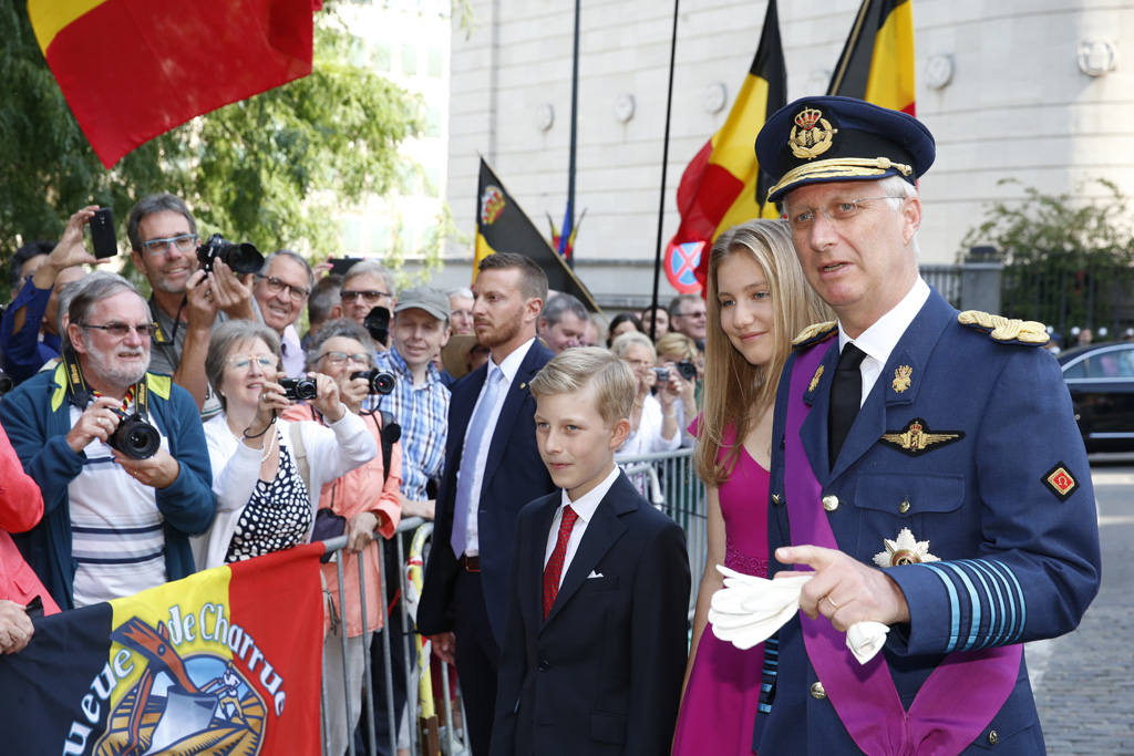 Prinz Emmanuel, Kronzprinzessin Elisabeth und König Philippe bei der Ankunft zum Te Deum in Brüssel (21.7.2017)
