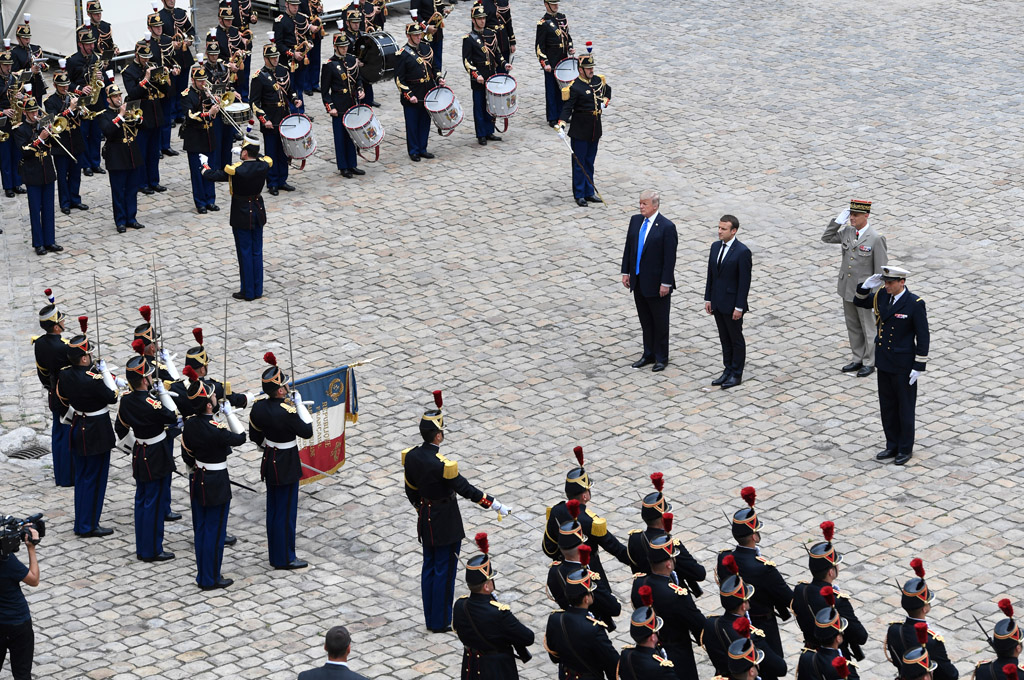 Paris: Emmanuel Macron begrüßt Donald Trump mit militärischen Ehren