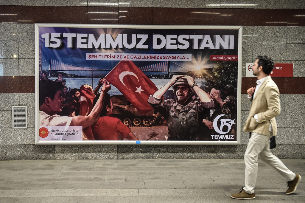 Plakat zum ersten Jahrestags des zerschlagenen Putschveruchs in der Türkei mit der Aufschrift "Legende des 15. Juli" (14.7.2017 in Istanbul)