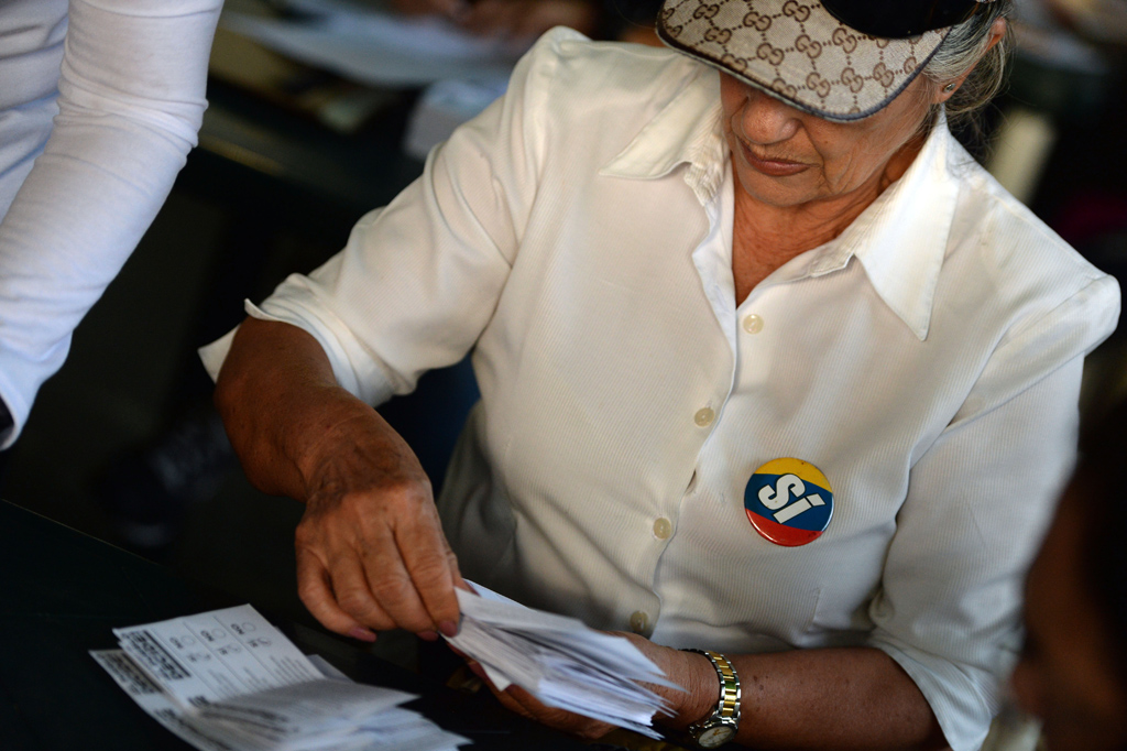 Symbolische Volksabstimmung in Venezuela: Freiwillige bei der Stimmenzählung (16.7.2017)