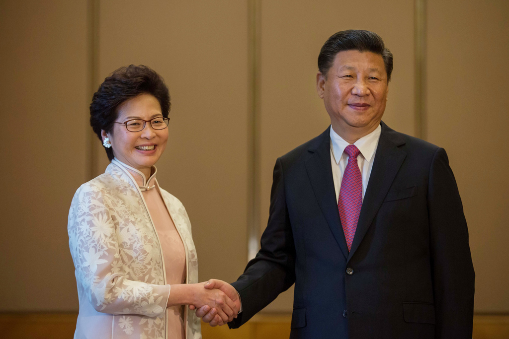 Chinas Präsident Xi Jinping (r.) mit der neuen Regierungschefin Hongkongs, Carrie Lam (1.7.2017)