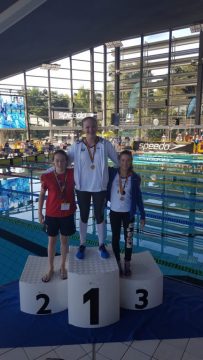 Zoe Backes (rechts) mit Bronze auf dem Treppchen über 100 Meter Schmetterling