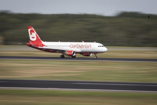 Flugzeug von Air Berlin bei der Landung
