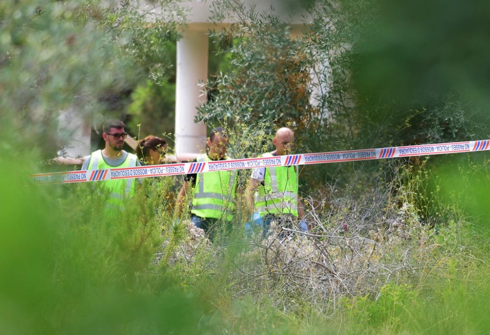 Polizisten ermitteln nach der Explosion eines Hauses in Alcanar