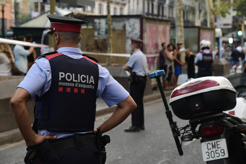 Spanische Polizisten am Tag nach dem Anschlag auf der Promenade Las Ramblas