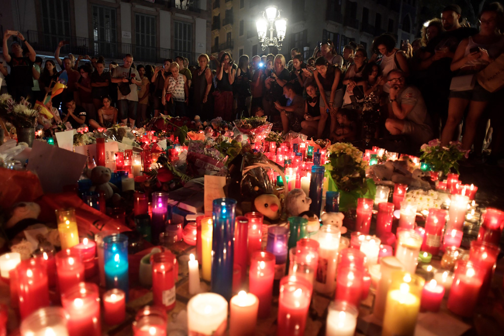 Kerzen und Blumen in Gedenken an die Opfer des Anschlags in Barcelona