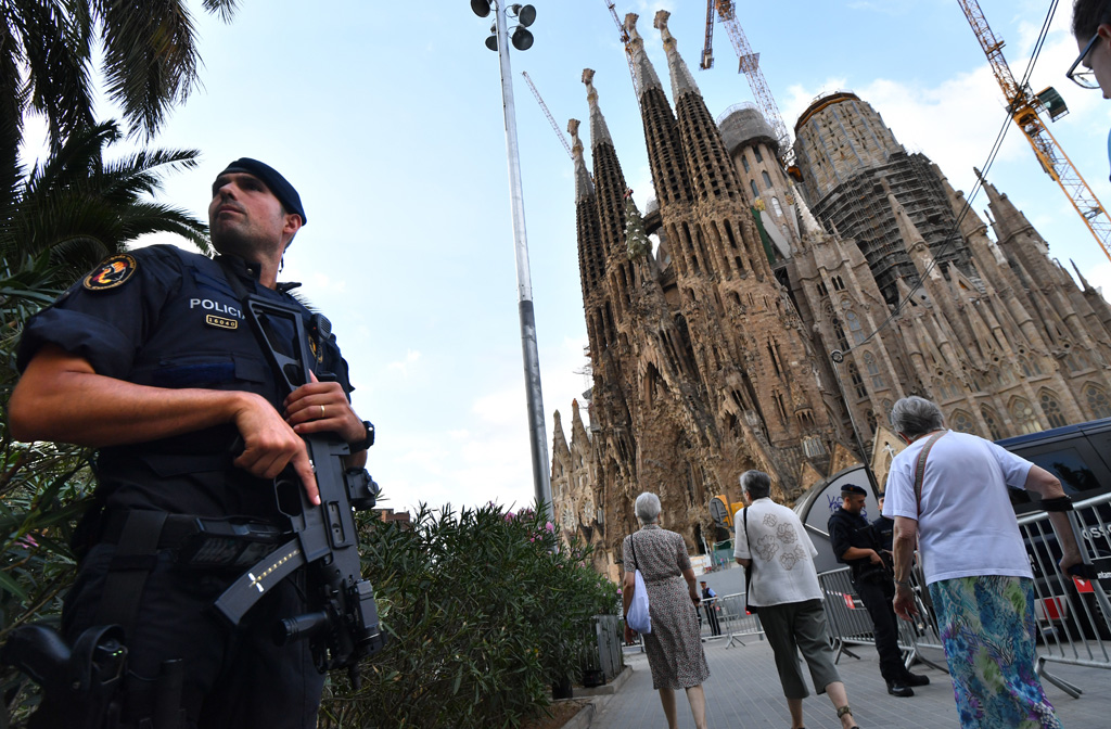 Polizist vor der Sagrada Familia in Barcelona