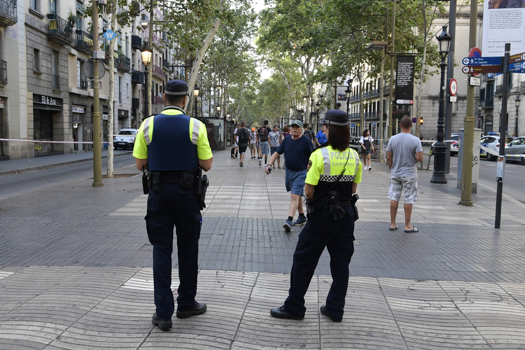 Spanische Polizisten am Tag nach dem Anschlag auf der Promenade Las Ramblas