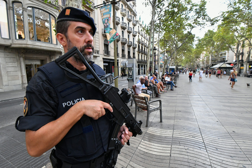 Spanischer Polizist auf der Promenade Las Ramblas