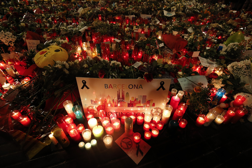 Kerzen in Gedenken an die Opfer des Terroranschlags von Barcelona