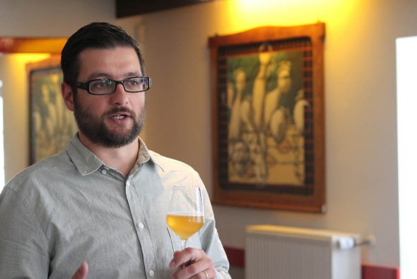 Mario "Bolle" Jates bei der Bierverkostung in der Borner Kunstgalerie