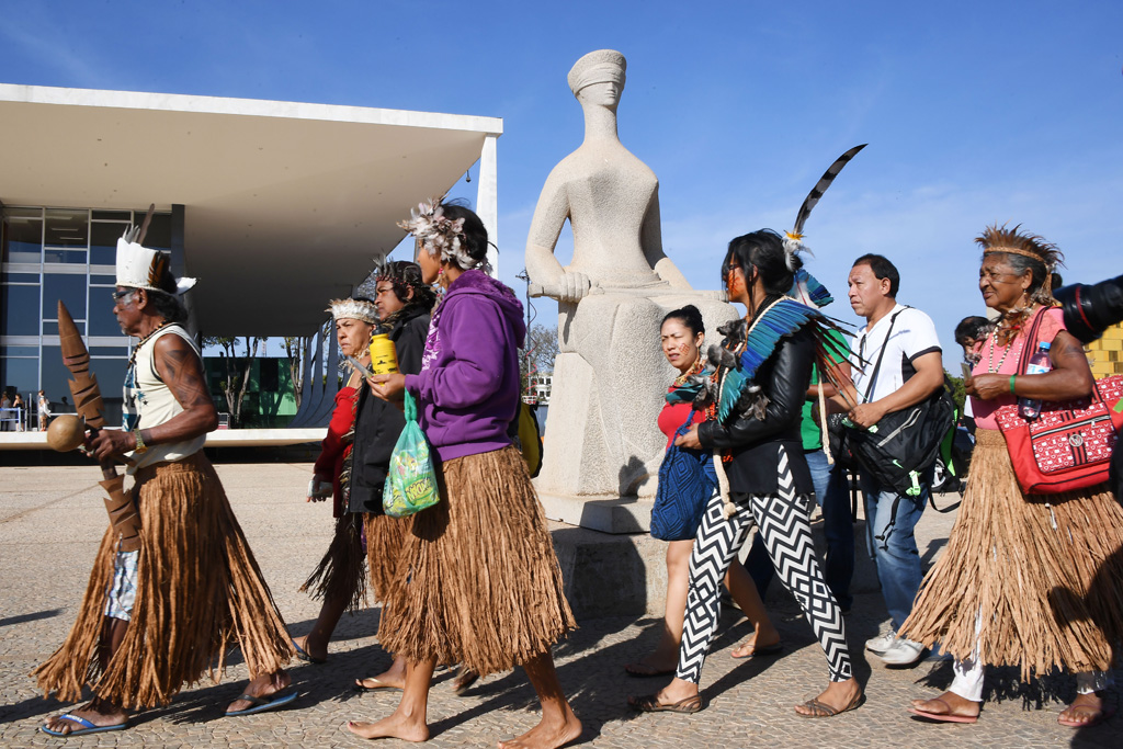 Vertreter mehrerer indigener Völker am Mittwoch auf dem Weg zum Obersten Gerichtshof in Brasilien