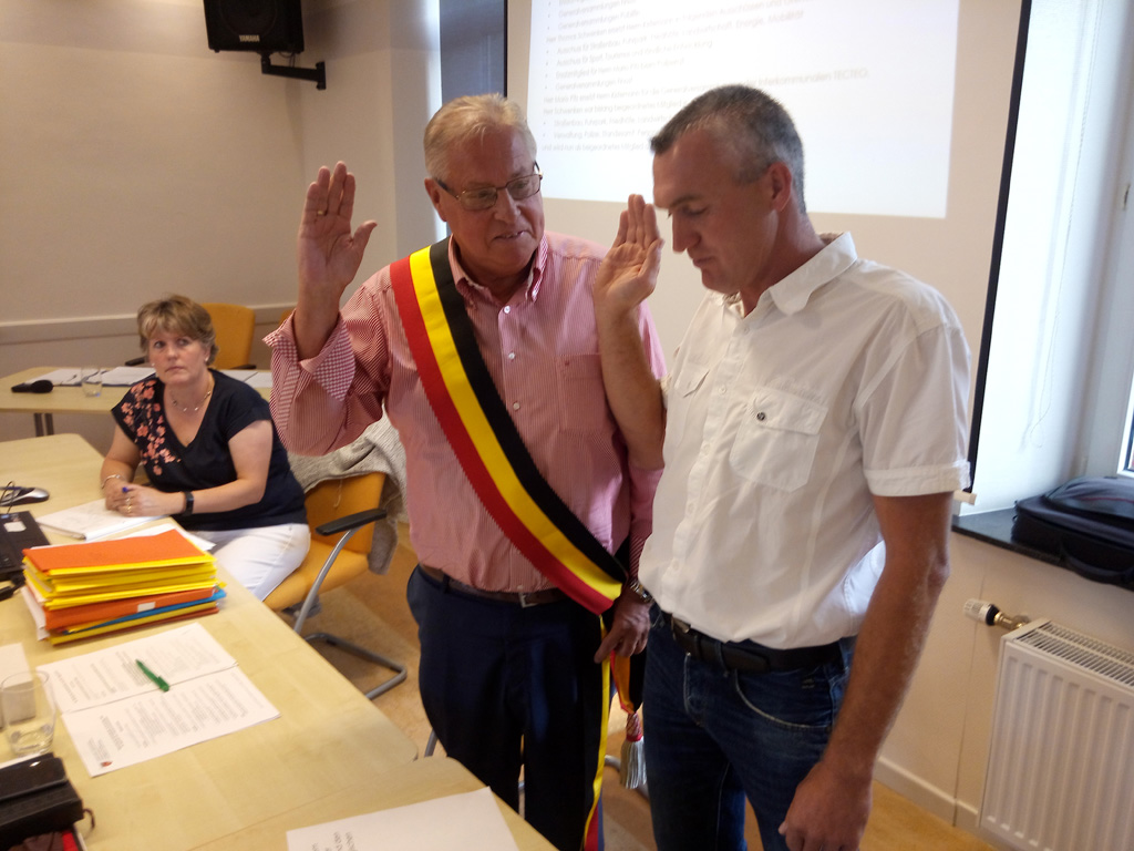 Thomas Schwenken wird als neues Ratsmitglied im Raerener Gemeinderat vereidigt