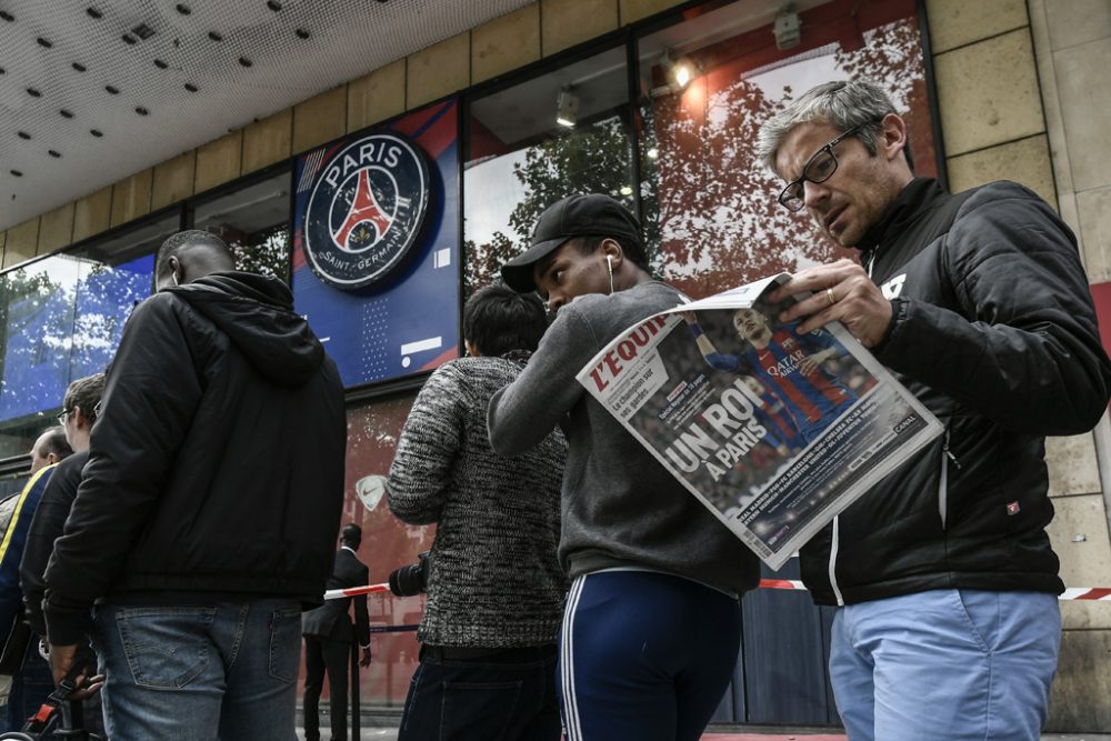 Neymar wechselt nach Paris: Lange Schlange vor dem PSG-Fanshop