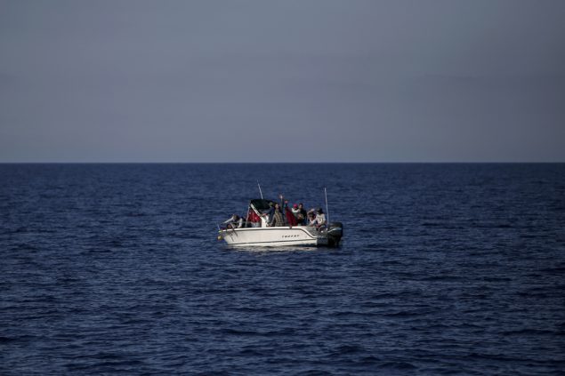 Flüchtlinge aus Libyen im Mittelmeer (Archivbild: Angelos Tzortzinis/AFP)