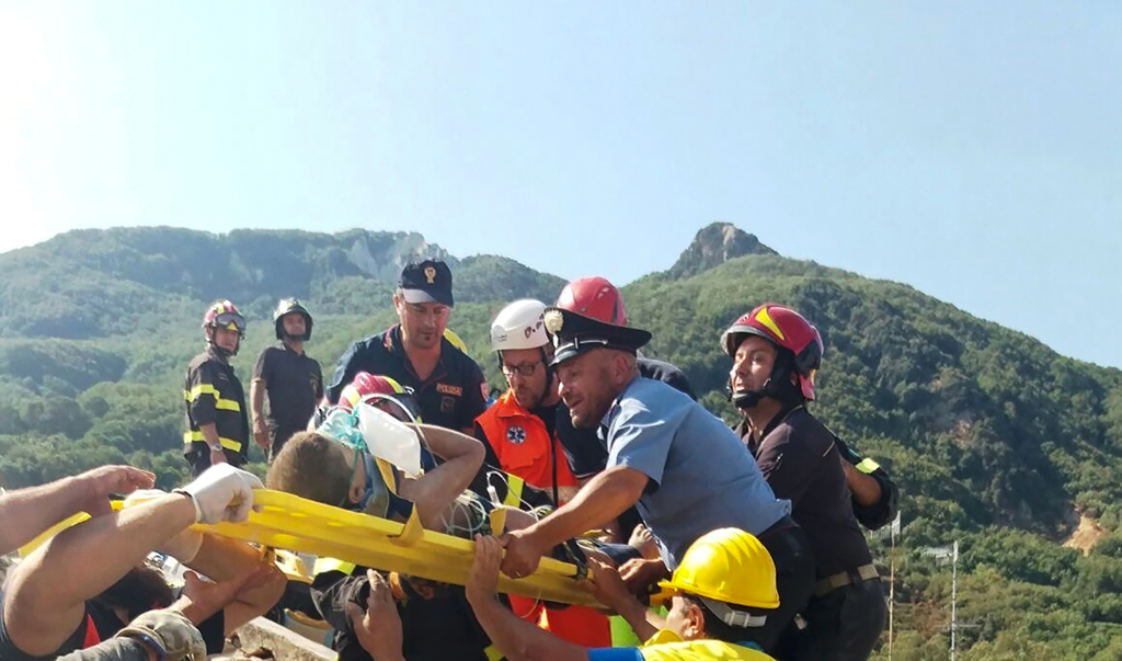 Feuerwehr rettet verschüttetes Kind nach Erdbeben auf Ischia