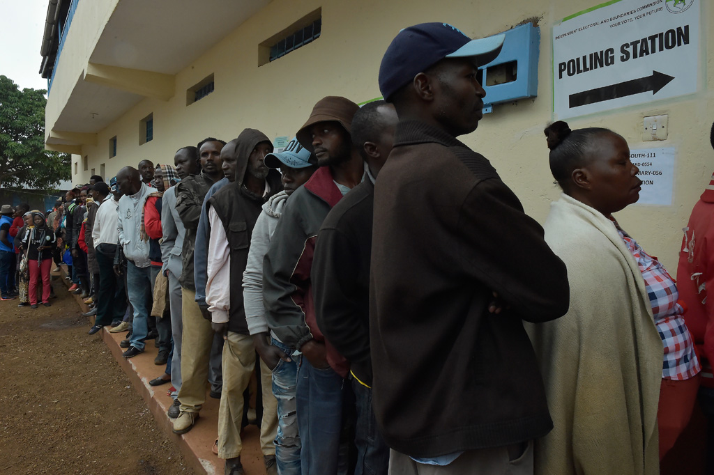 Wahlen in Kenia: Lange Schlange vor dem Wahllokal in Gatundu in der Provinz Kiambu