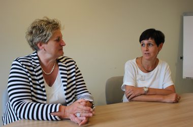 Ingrid Mertes, Direktorin der Klinik St. Josef, und Birgit Hack, Dienstleiterin der Patientenverwaltung