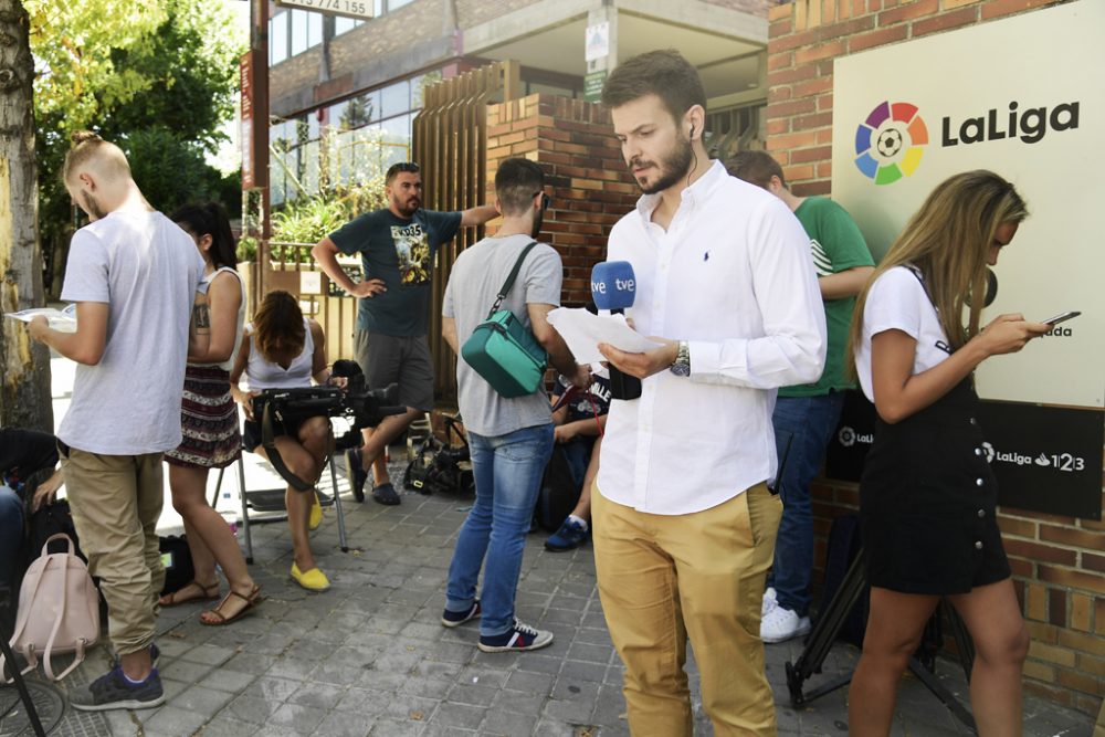 Journalisten vor dem Sitz der spanischen Fußballliga