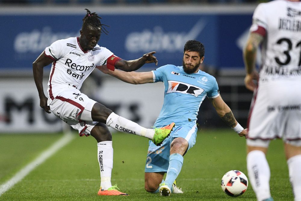 Mbaye Leye (l.) bei einem Spiel von Zulte Waregem gegen Gent am 18. Mai