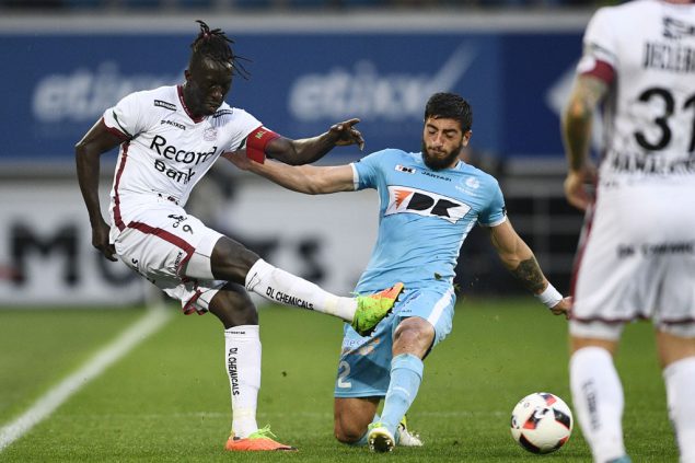 Mbaye Leye (l.) bei einem Spiel von Zulte Waregem gegen Gent am 18. Mai