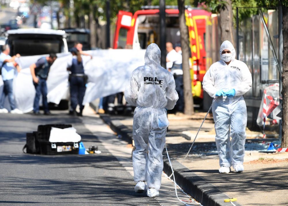 Autofaher fährt in Bushaltestelle in Marseille
