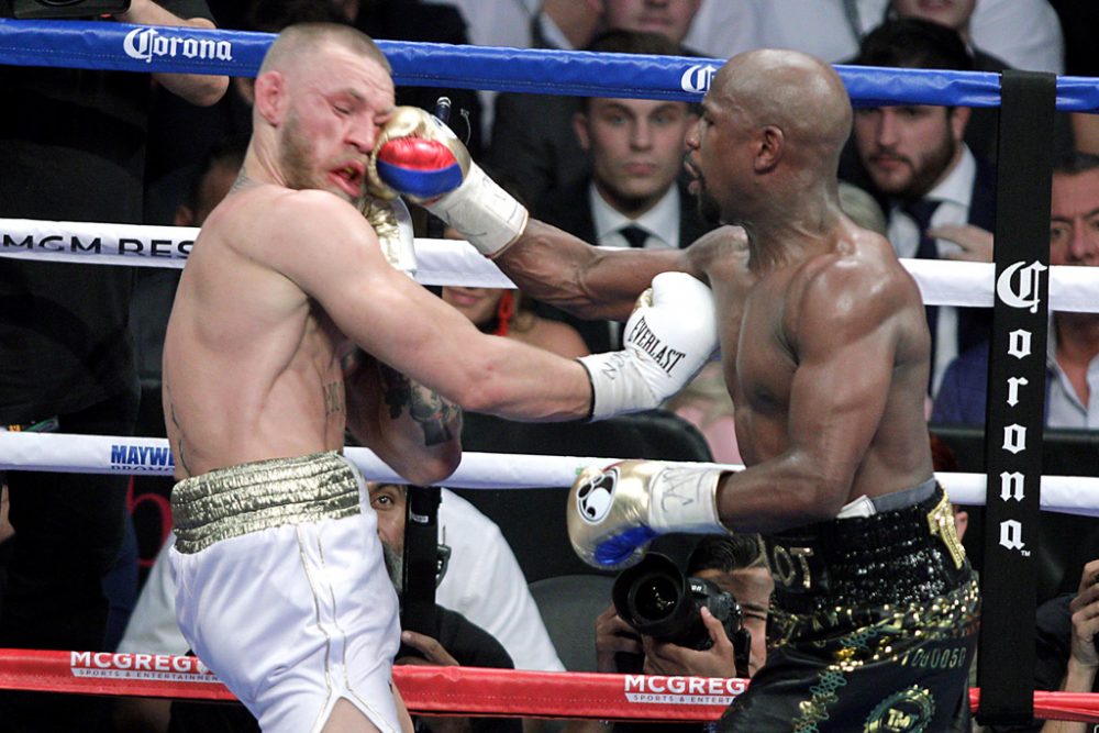 Floyd Mayweather Jr. (r.) platziert einen rechten Haken