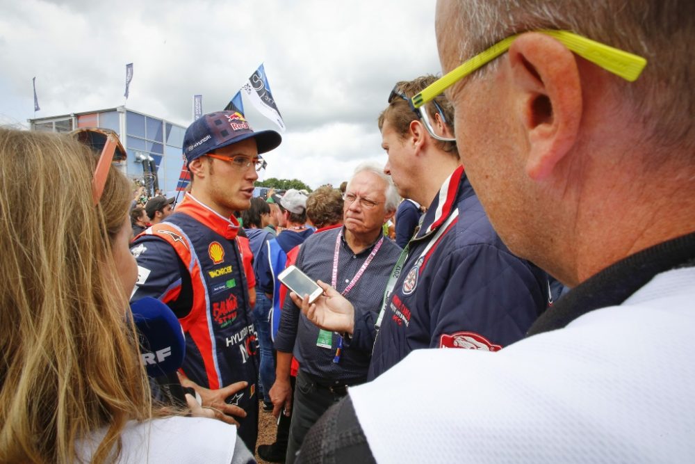 Thierry Neuville gibt Interviews