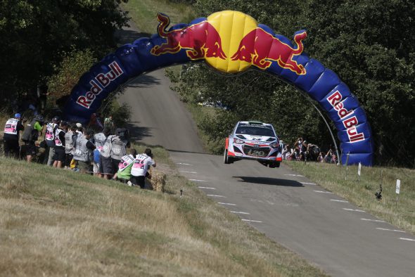 Rallye Deutschland 2015: Hayden Paddon fliegt über die Sprungkuppe "Gina"