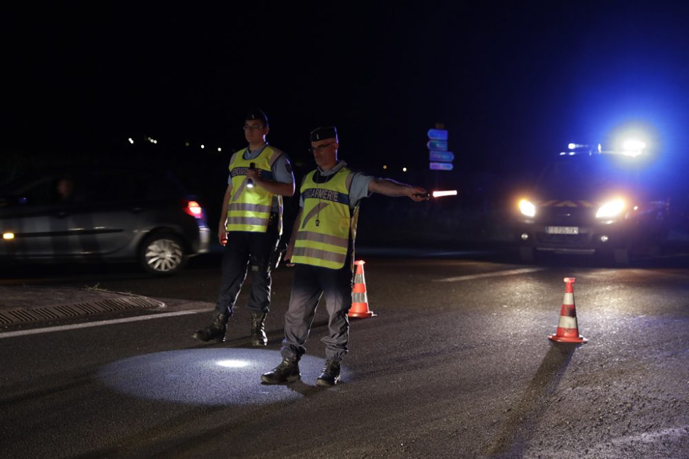 Auto rast in Pizzeria bei Paris - Polizisten regeln den Verkehr