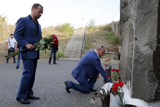 Der russische Präsident Wladimir Putin und Ministerpräsident Dmitri Medwedew auf der Krim