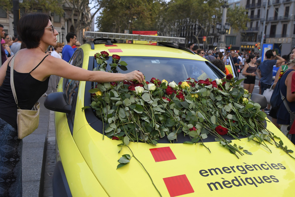 Demo gegen Terror in Barcelona: Gelbe und rote Rosen für die Opfer der Anschläge