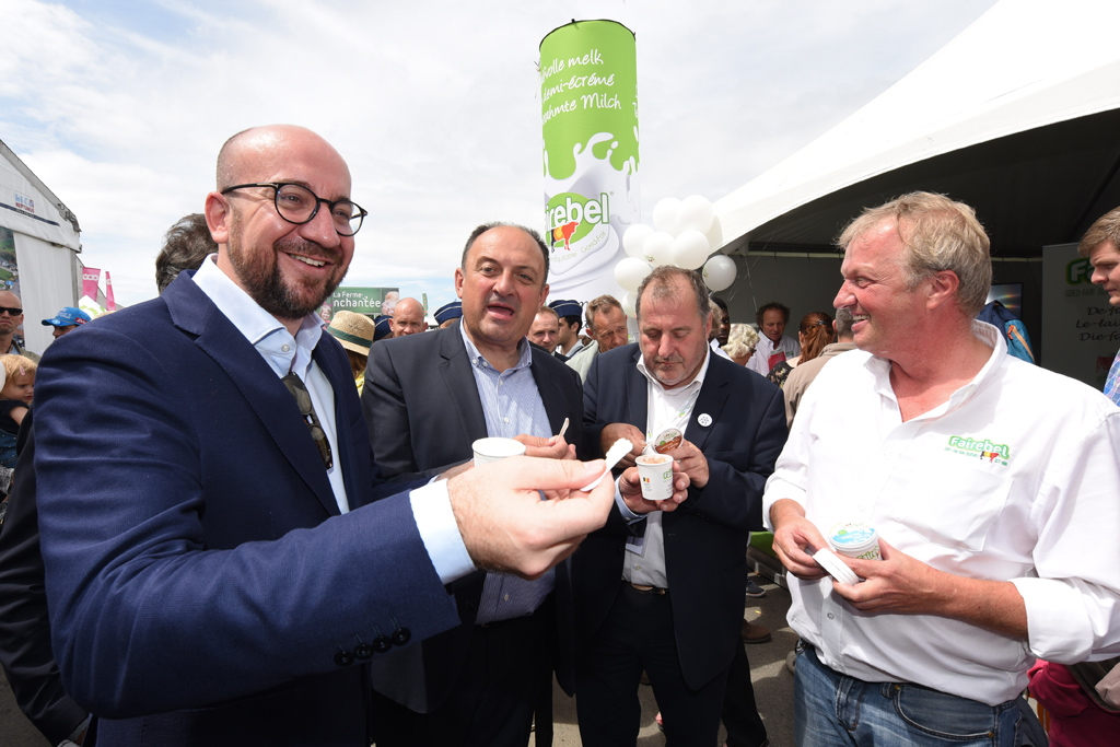 Premierminister Charles Michel und der neue wallonische Ministerpräsident Willy Borsus statteten Erxin Schoepges auf der Landwirtschaftsmesse von Libramont einen Besuch ab (29.7.)