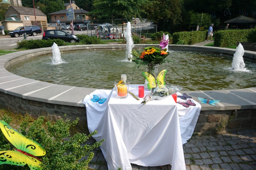 Blumen und Kerzen am Brunnen im Temsepark