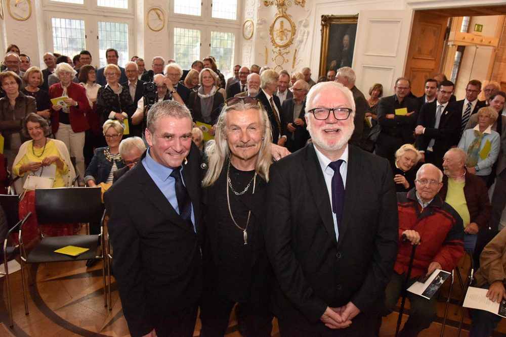 Der Träger des „Thouet-Mundartpreises der Stadt Aachen“, Dieter Böse (Mitte), mit Bürgermeister Norbert Plum (rechts) und dem Vereinsvorsitzenden Ägid Lennartz